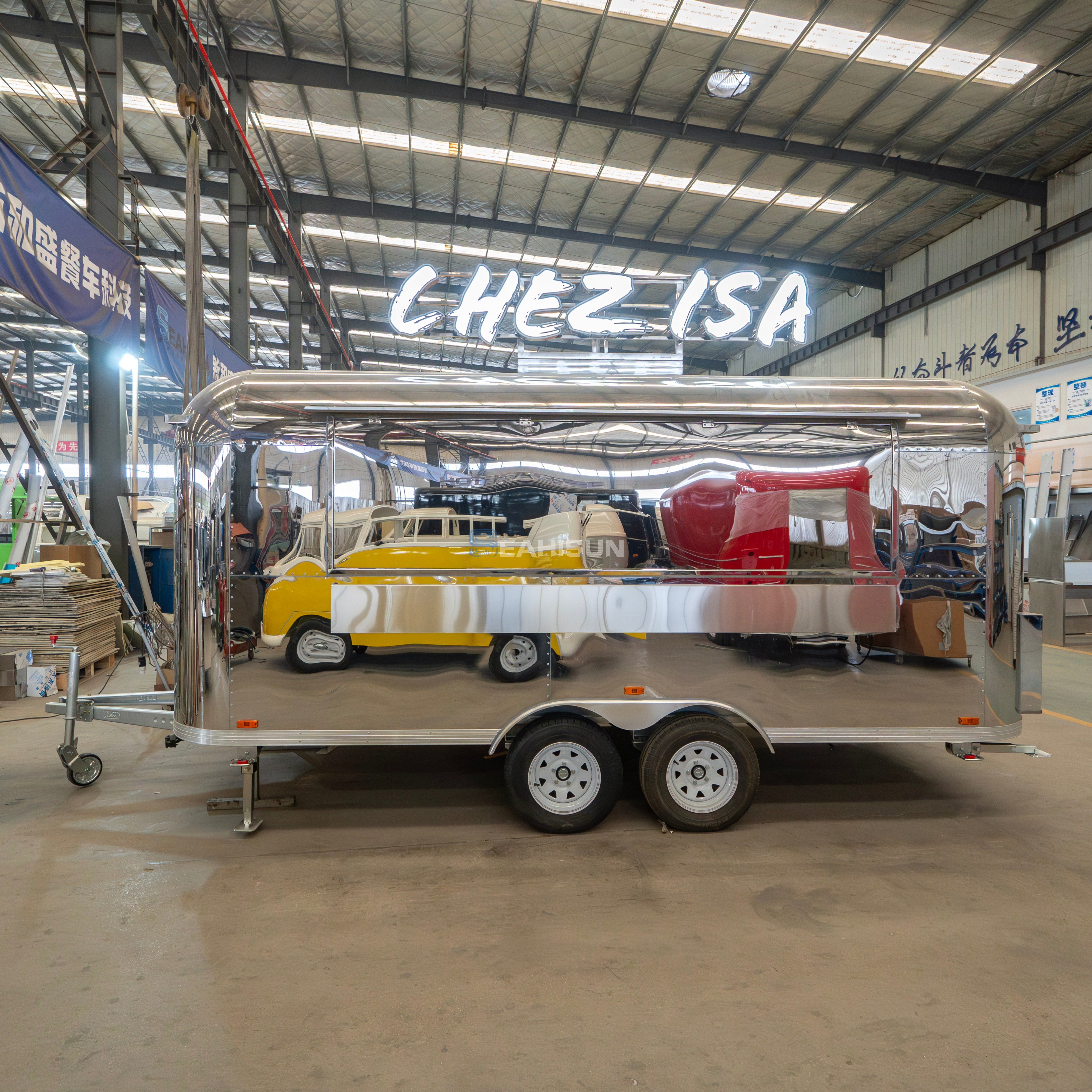 Mobiler Lebensmittelanh&auml;nger im Airstream-Stil aus verspiegeltem Edelstahl